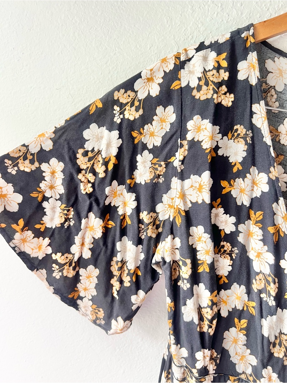 Rip Curl Gray Mustard Yellow Marigold Floral Ruffle Wrap Dress Sz L - Picture 3 of 7